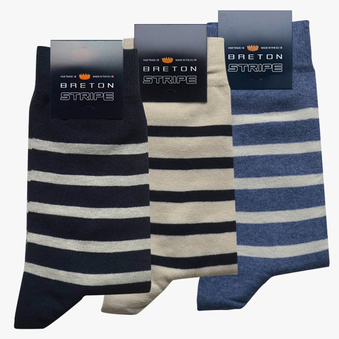 Drei Paar gestreifte Socken in den Farben Naturel Marineblau und Jeans