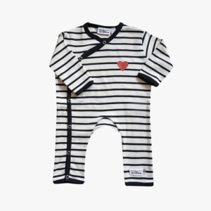 Strampler in der Farbe Naturel - Marineblau mit Aufdruck von einem Herzchen